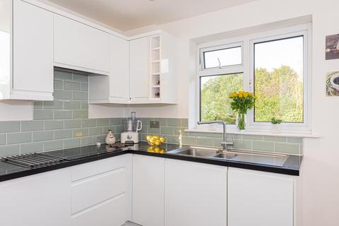2 Hereford Close, Epsom, KT18 5DZ