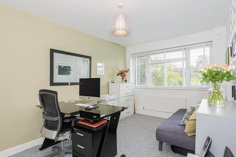 2 Hereford Close, Epsom, KT18 5DZ