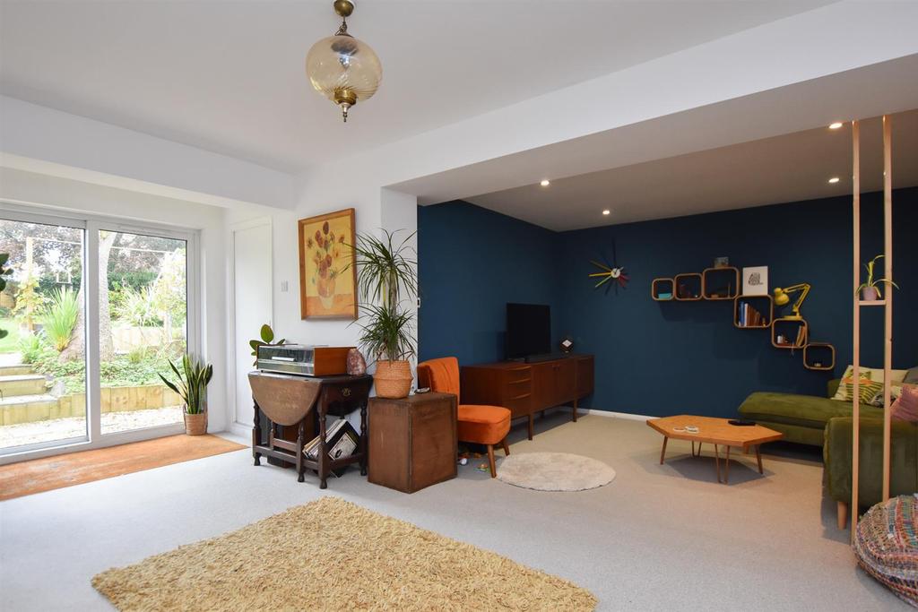 Ironlatch Avenue, St. LeonardsOnSea 3 bed detached house £435,000