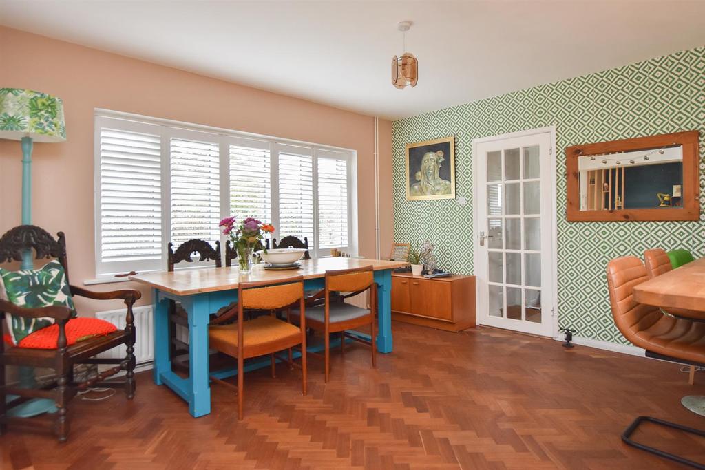 Ironlatch Avenue, St. LeonardsOnSea 3 bed detached house £435,000