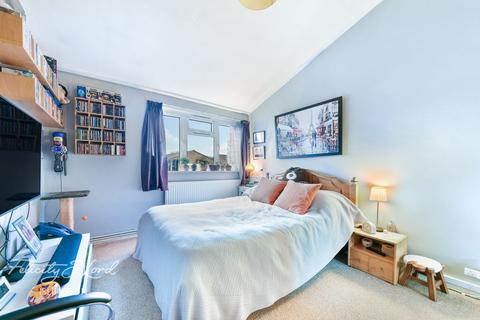 32 Kerwick Close, London, N7 9DJ