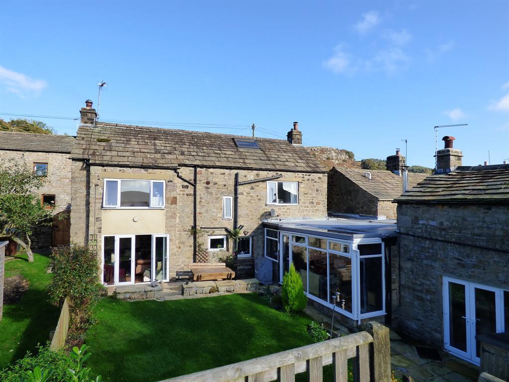 Southview, Barden Road, Eastby, Skipton 4 bed link detached house £