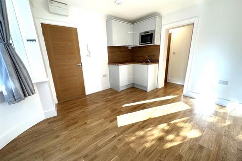 1 bedroom flat to rent, Antrobus Road, Chiswick, London