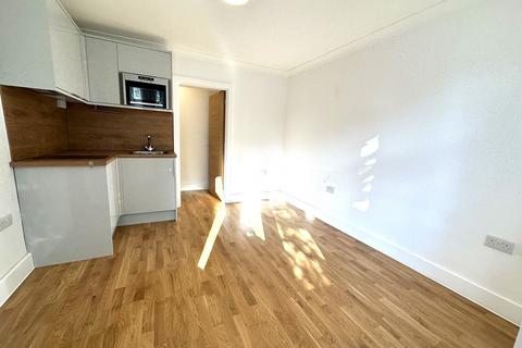 1 bedroom flat to rent, Antrobus Road, Chiswick, London