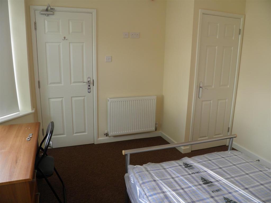 107 Beeston Road, bed 1.JPG