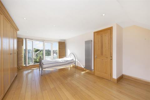 18 Heath Drive, London, SW20 9BG