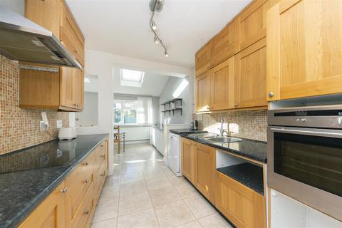 18 Heath Drive, London, SW20 9BG