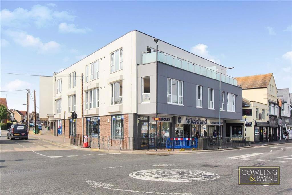 Broadway House, Wickford, Essex 2 bed apartment £1,050 pcm (£242 pw)