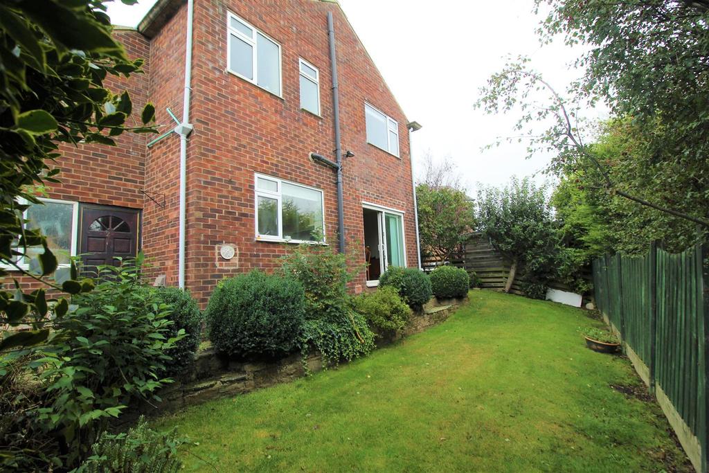 Far View Bank, Almondbury... 4 bed detached house £270,000