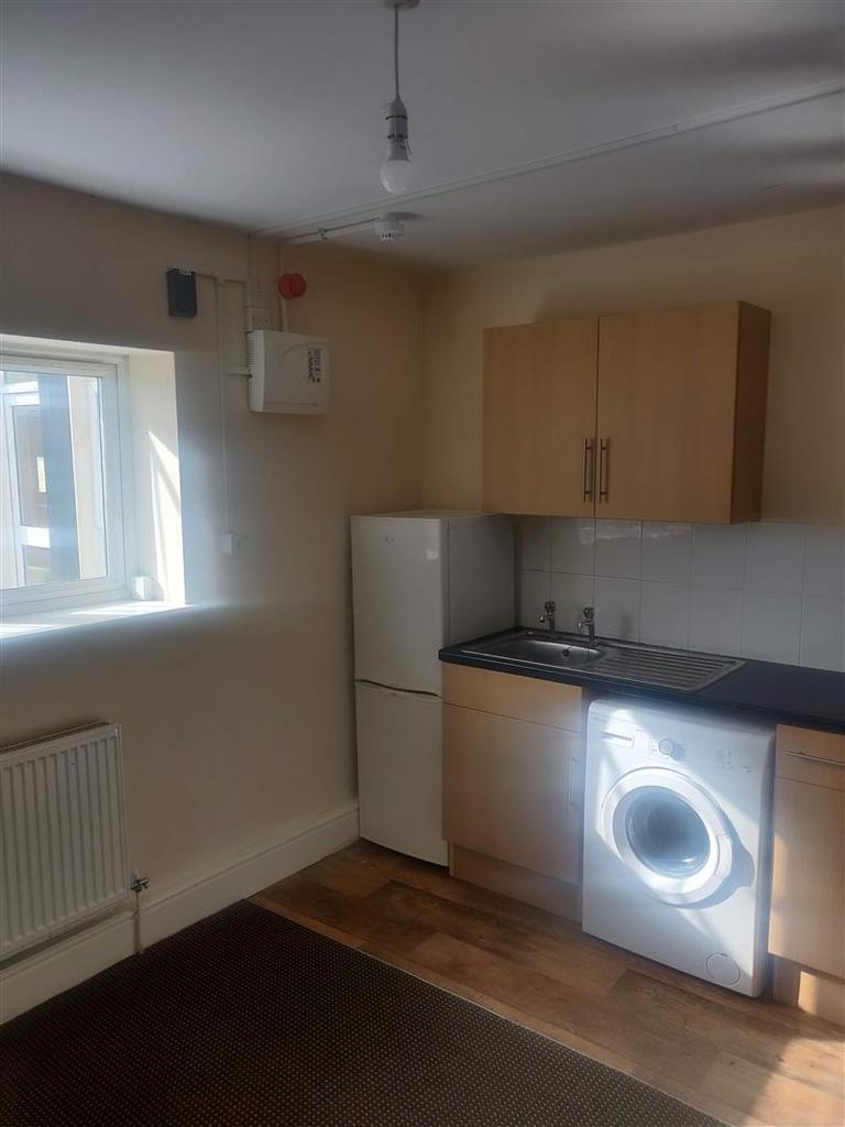 High Street, Brierley Hill 1 bed flat £600 pcm (£138 pw)