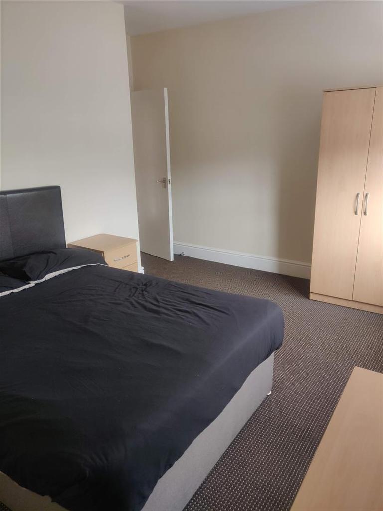 High Street, Brierley Hill 1 bed flat £600 pcm (£138 pw)