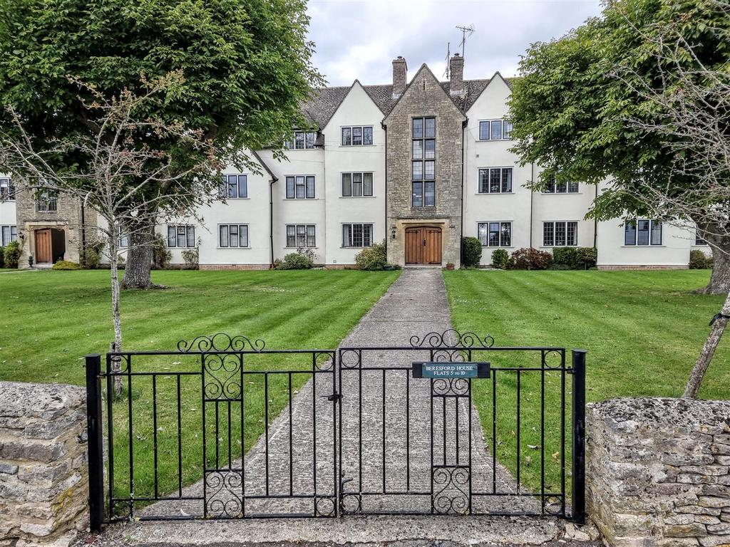 Shepherds Way, Cirencester 2 bed apartment £850 pcm (£196 pw)