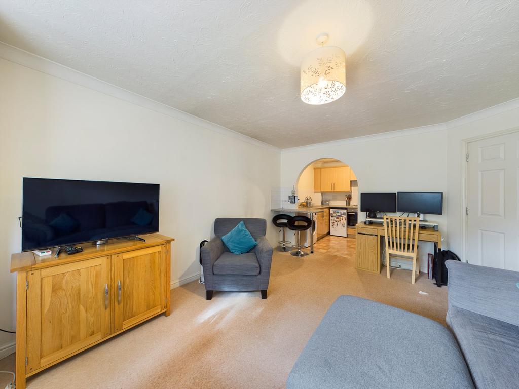 Rushmon Court, Barker Road, Chertsey, Surrey, KT16 2 bed apartment £