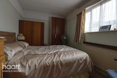 20 Chelsworth Drive, Romford, RM3 0ES