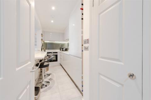 Flat 17, Charter House Crown Court, London, WC2B 5EX
