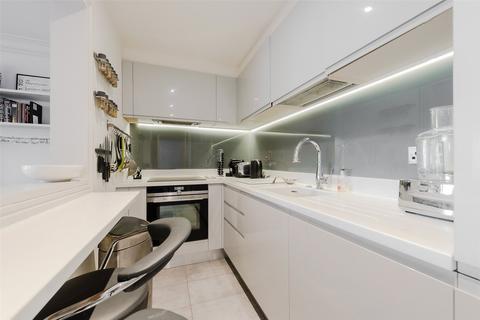 Flat 17, Charter House Crown Court, London, WC2B 5EX