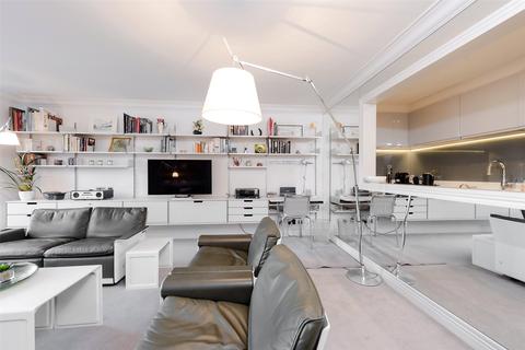 Flat 17, Charter House Crown Court, London, WC2B 5EX