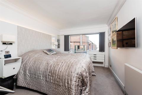 Flat 17, Charter House Crown Court, London, WC2B 5EX