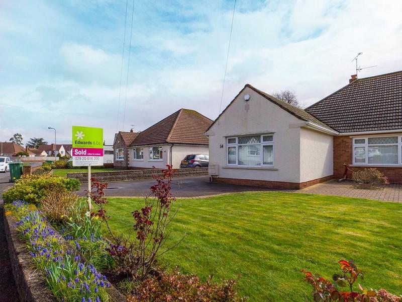 TyGwyn Road, Rhiwbina, Cardiff. CF14 6NF 2 bed semidetached bungalow