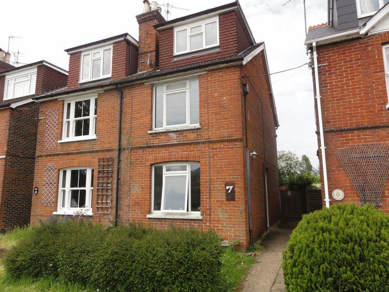 Alfold Road, Cranleigh 3 bed semidetached house £1,500 pcm (£346 pw)