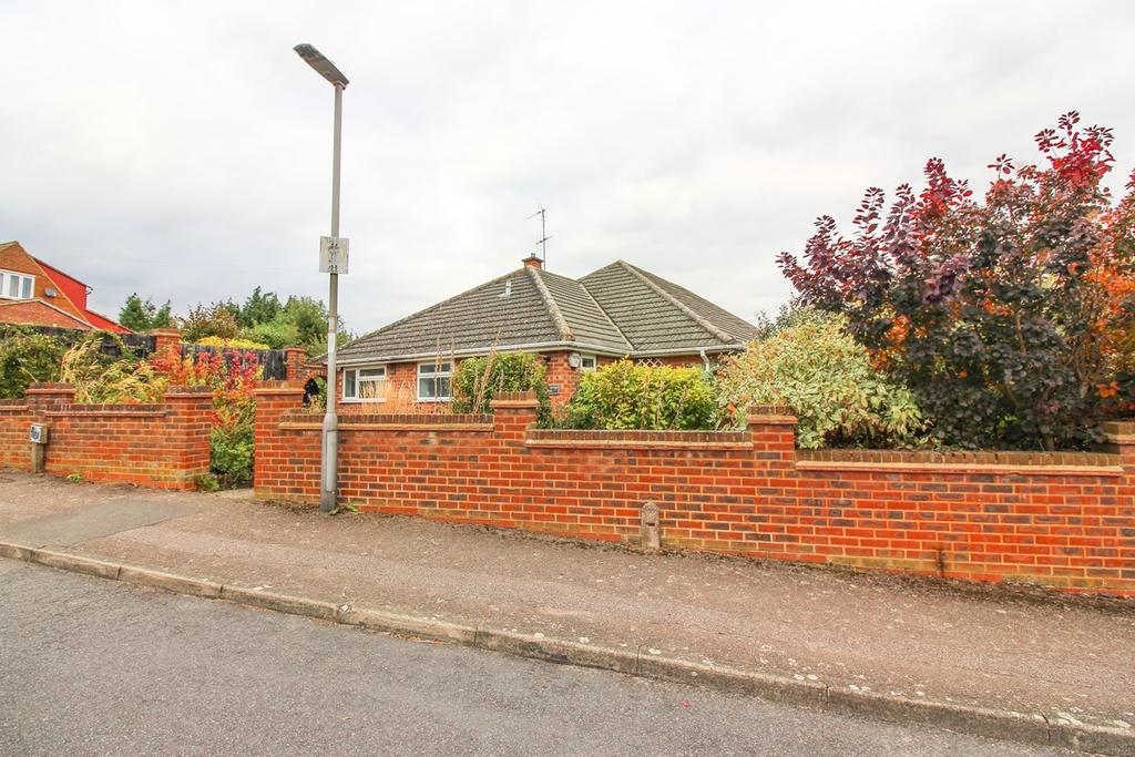 Ninesprings Way, Hitchin, SG4 3 bed semidetached bungalow £575,000