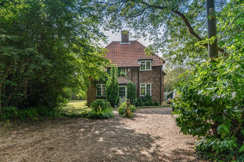 Courtlands Road, Nutley 4 bed detached house £700,000