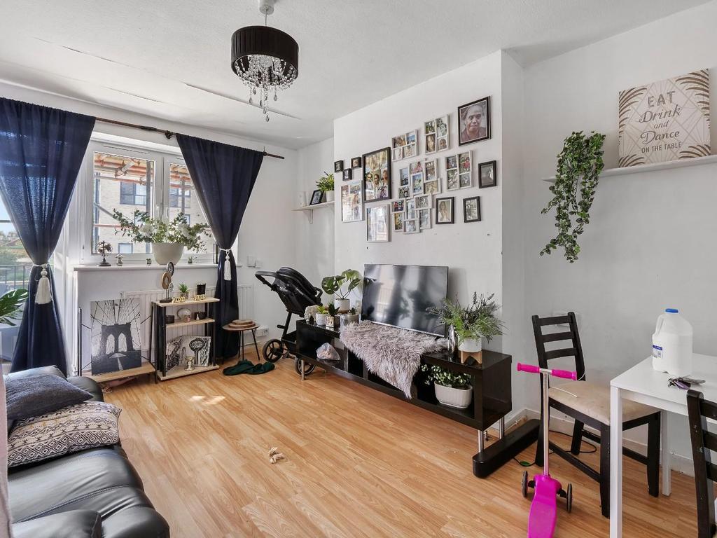Blackwall Lane, London 2 bed apartment £305,000