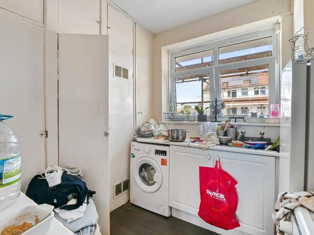 Blackwall Lane, London 2 bed apartment £305,000