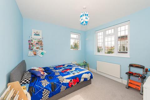 15 Fairford Gardens, Worcester Park, KT4 7BQ