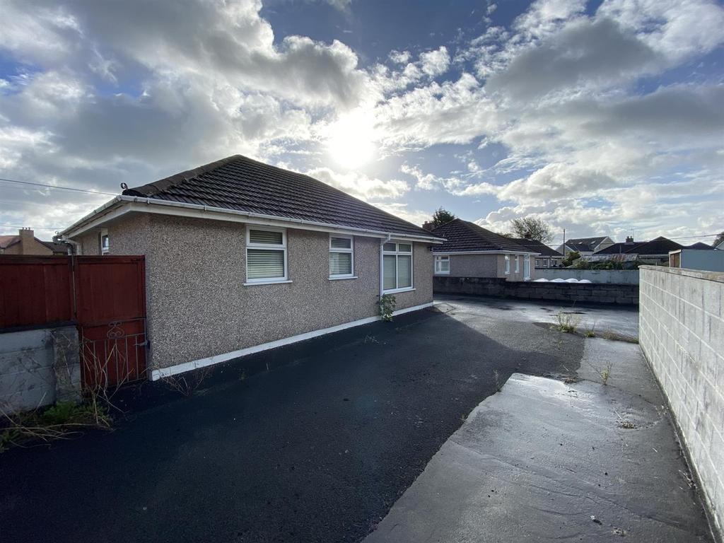 Station Road, Llangennech, Llanelli 3 bed detached bungalow £179,995