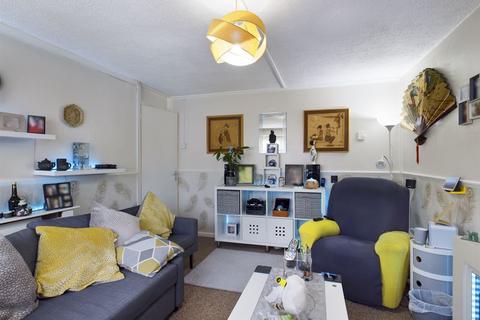 2 bedroom apartment for sale - Sanderling Close, Haverfordwest-2 bedroom flat with garage