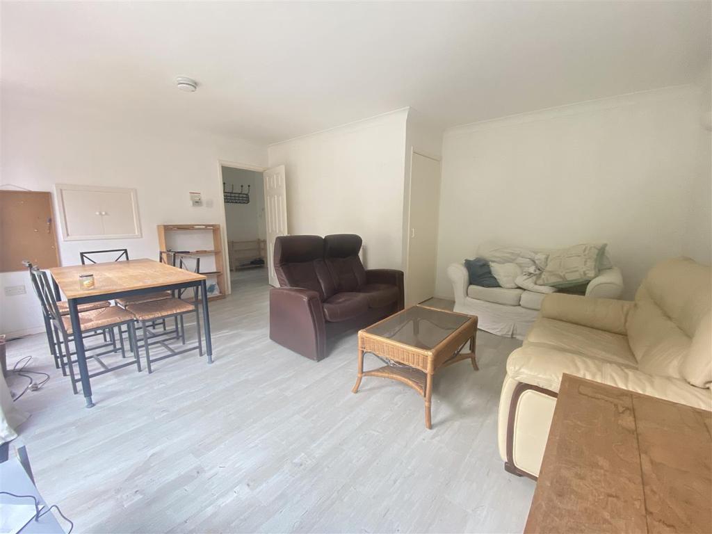 Madingley Road, Cambridge 4 bed terraced house £2,400 pcm (£554 pw)