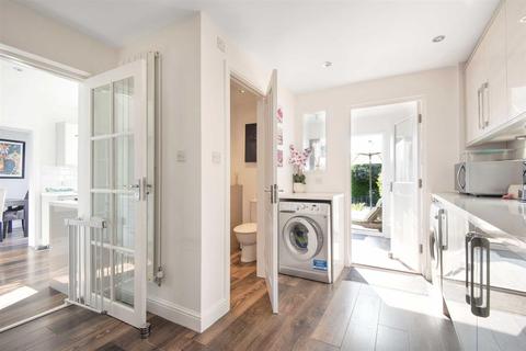 63 Buckingham Drive, Emmer Green, Reading, RG4 8SB