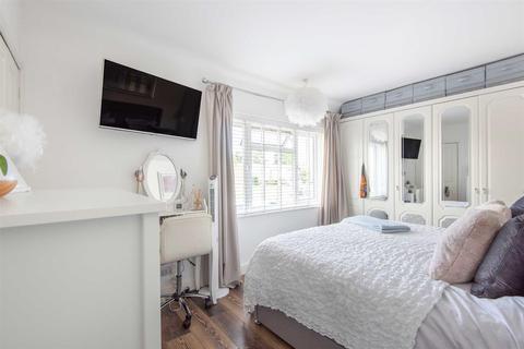 63 Buckingham Drive, Emmer Green, Reading, RG4 8SB