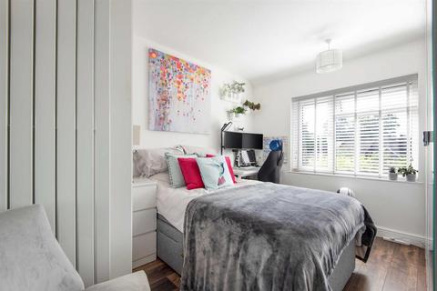 63 Buckingham Drive, Emmer Green, Reading, RG4 8SB