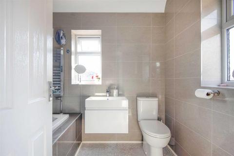 63 Buckingham Drive, Emmer Green, Reading, RG4 8SB