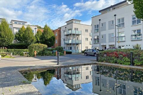 182 Canalside, Redhill, RH1 2FW