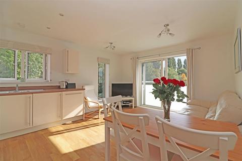 182 Canalside, Redhill, RH1 2FW