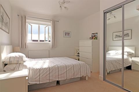182 Canalside, Redhill, RH1 2FW