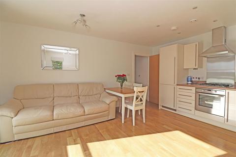 182 Canalside, Redhill, RH1 2FW