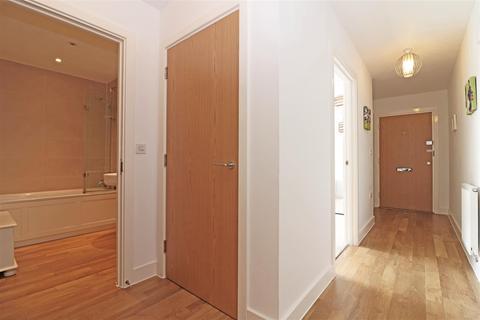182 Canalside, Redhill, RH1 2FW
