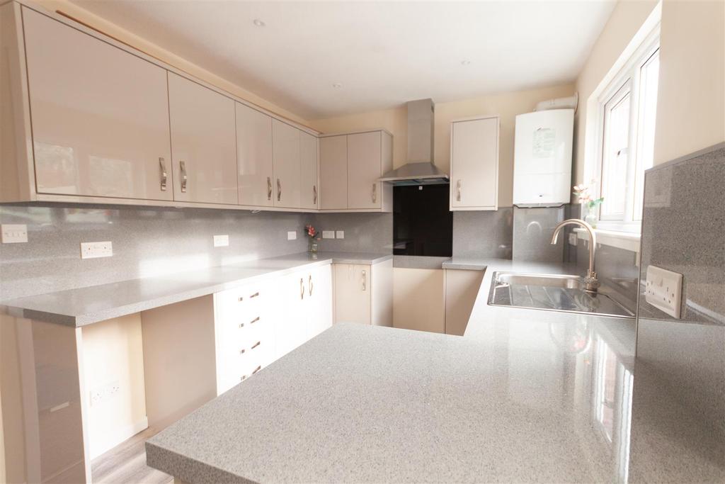Threshers., Crediton 2 bed terraced house £750 pcm (£173 pw)