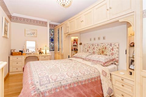 2 bedroom flat for sale - Heene Terrace, Worthing