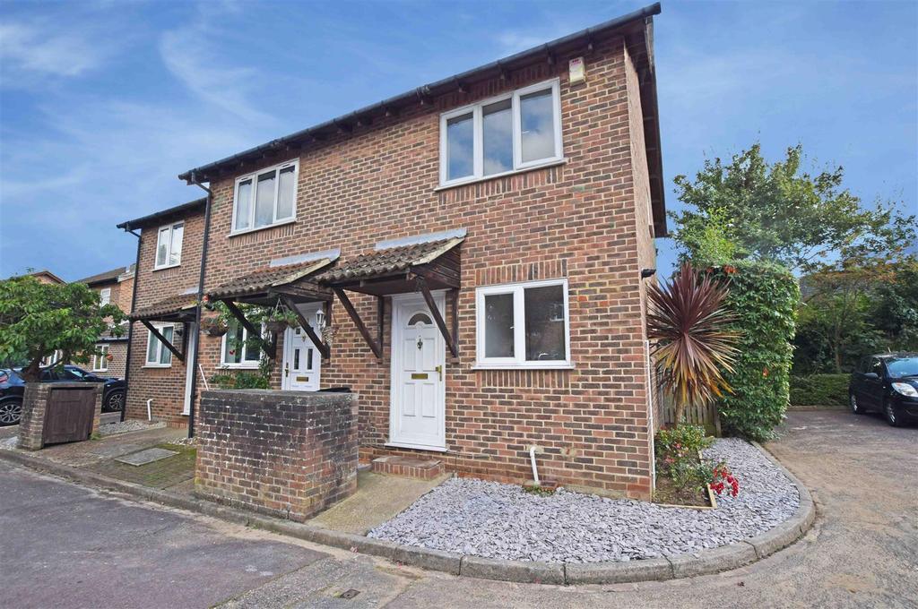 Stevens Close, Hampton 2 bed end of terrace house £1,450 pcm (£335 pw)