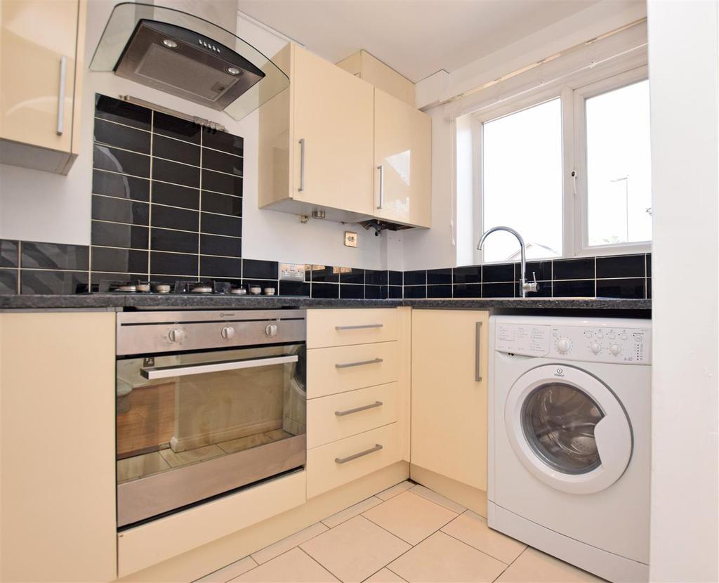 Stevens Close, Hampton 2 bed end of terrace house £1,450 pcm (£335 pw)