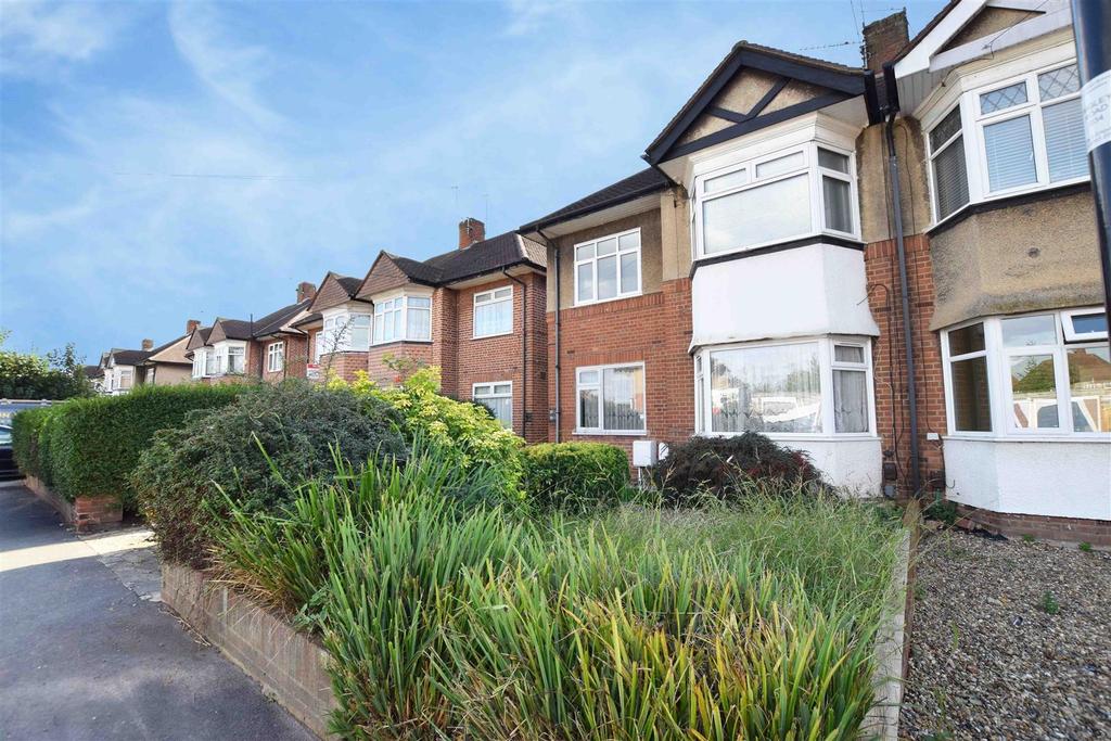 Marlborough Road, Hanworth 2 bed flat £1,250 pcm (£288 pw)