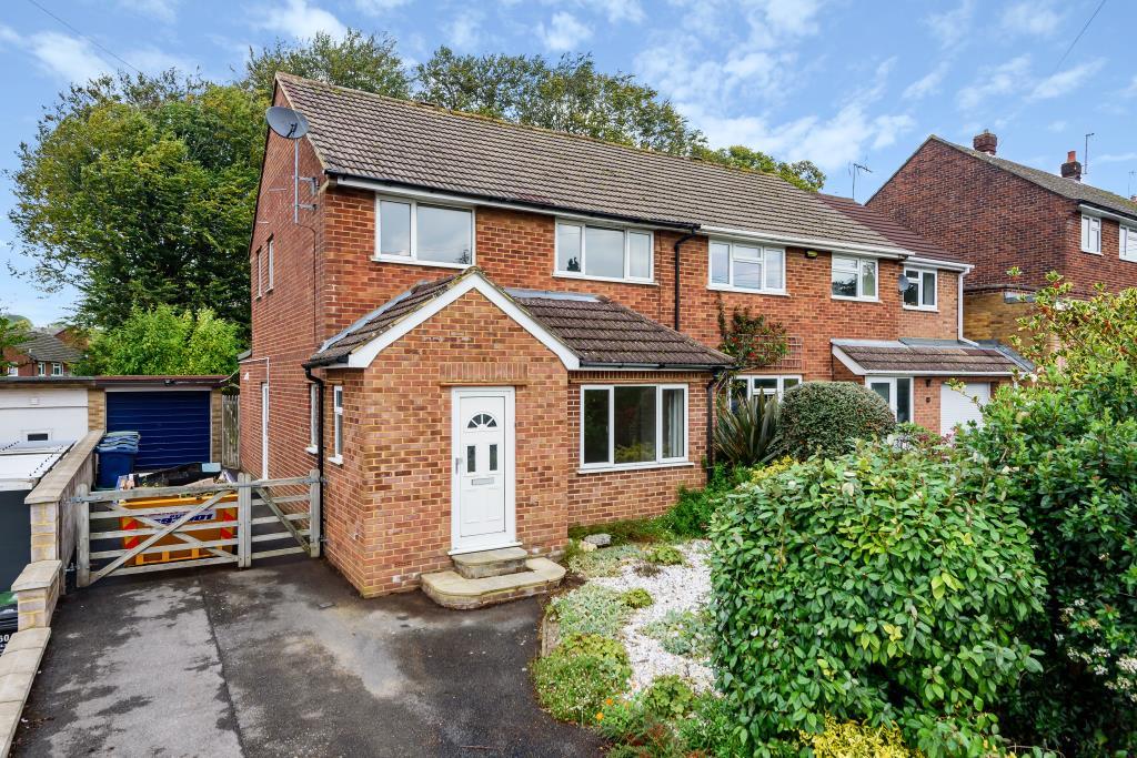 Quarrendon Road, Amersham, HP7 3 bed semidetached house £2,000 pcm