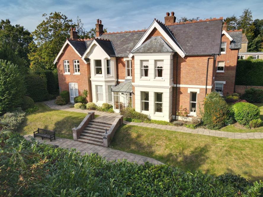 St Johns Hill, Wimborne, Dorset, BH21 1DD 3 bed apartment £370,000