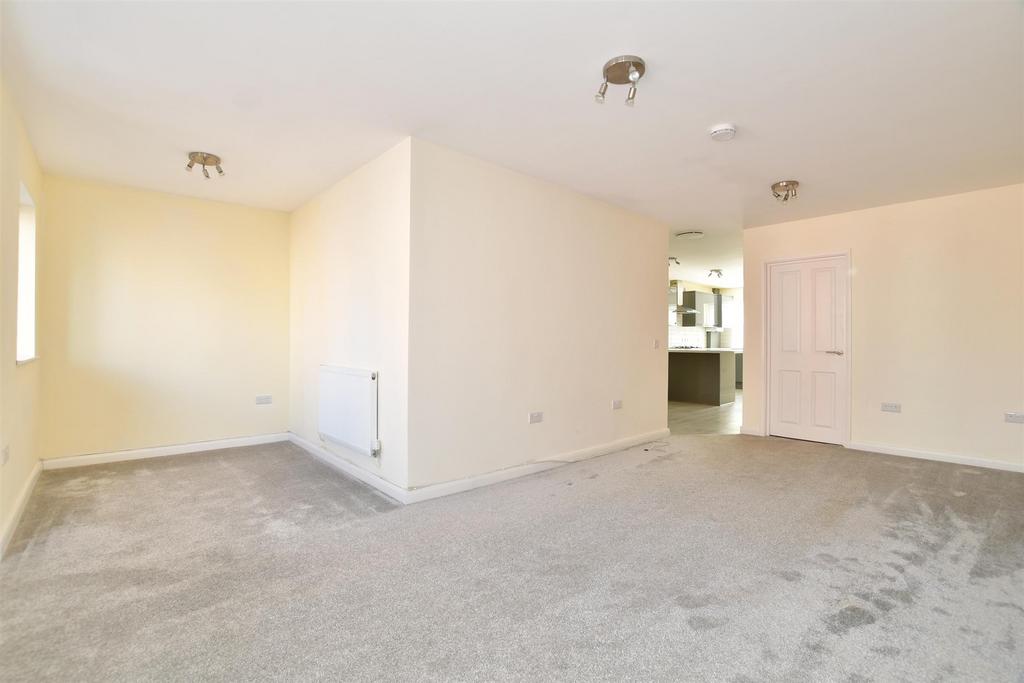 Cantelupe Road, East Grinstead, West Sussex 2 bed flat for sale £425,000