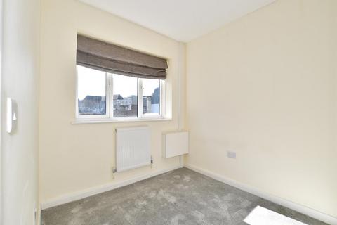 2 bedroom ground floor flat for sale, Cantelupe Road, East Grinstead, West Sussex